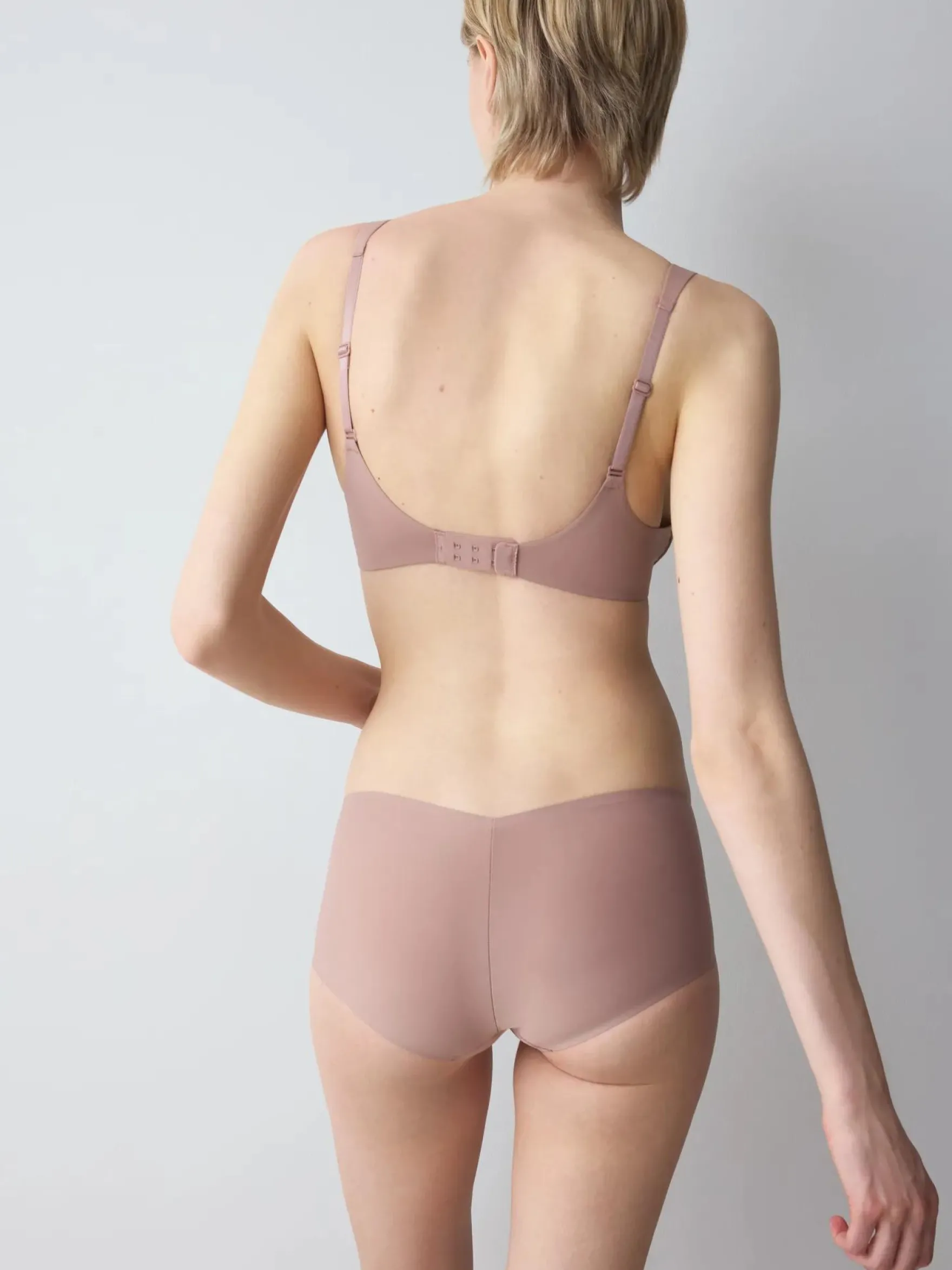 BODY MAKE-UP ILLUSION