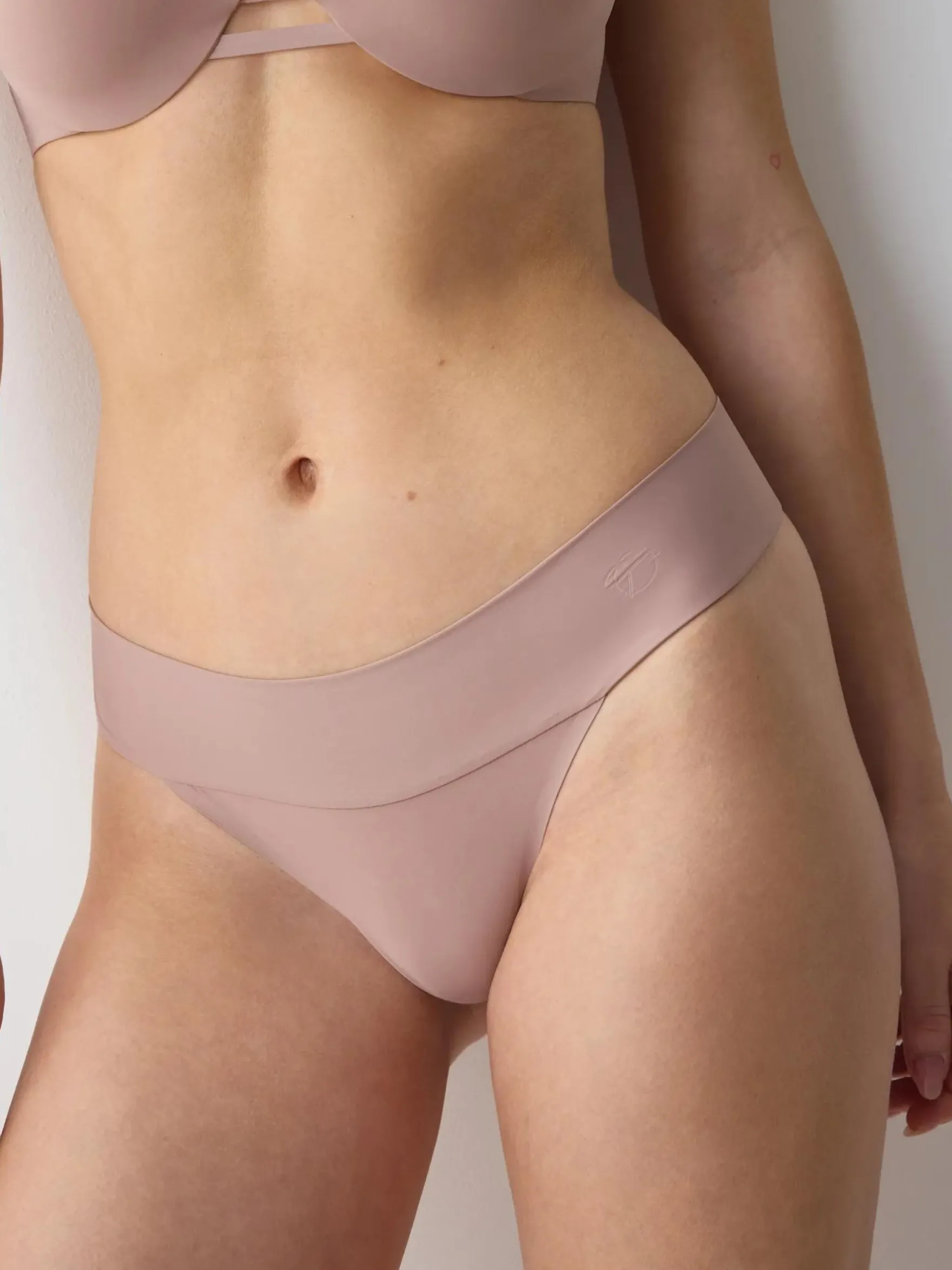 BODY MAKE-UP ILLUSION